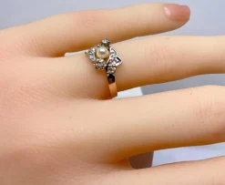 Bague en or, diamants et perle