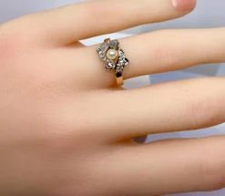 Bague en or, diamants et perle