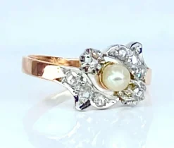 Bague en or, diamants et perle
