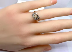 Bague en or, diamants et perle