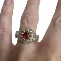 Bague en or et platine avec diamants et cabochon rubis