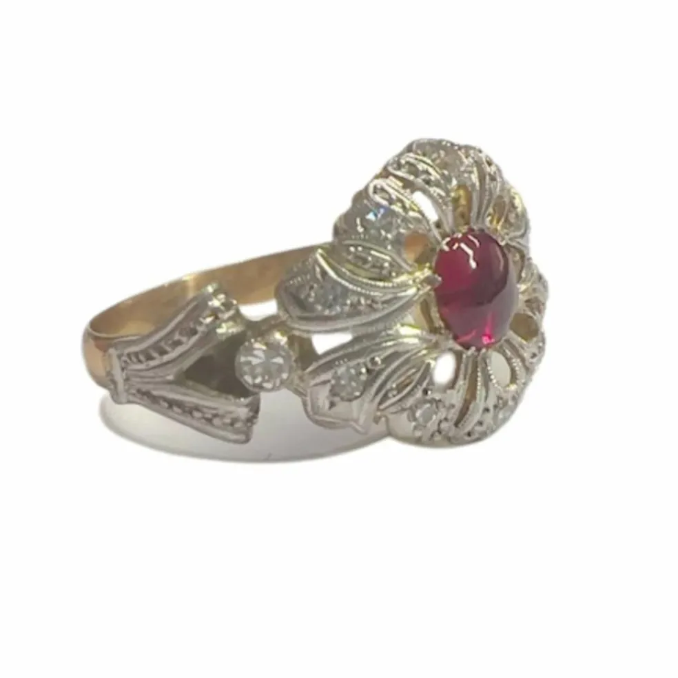 Bague en or et platine avec diamants et cabochon rubis