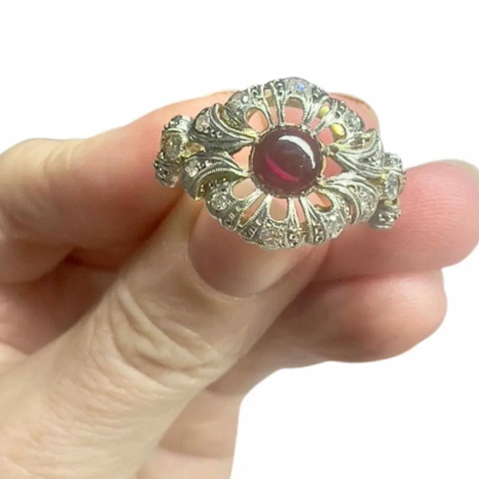 Bague en or et platine avec diamants et cabochon rubis