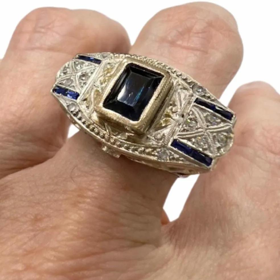 Bague en or et platine de style Art Déco avec diamants et saphirs