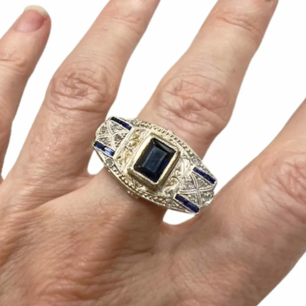 Bague en or et platine de style Art Déco avec diamants et saphirs