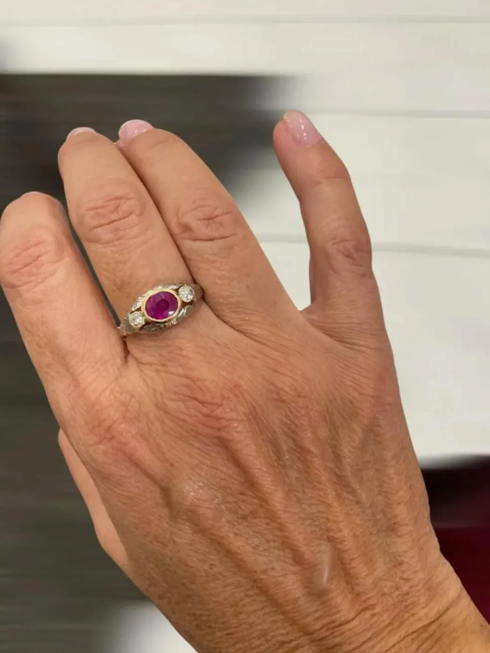 Bague en or gravée de diamants sans chaleur et rubis de Birmanie certifiés Belle Époque