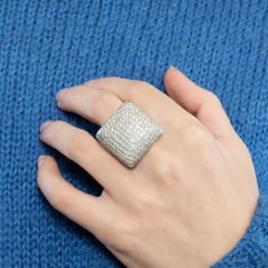 Bague en or gris à chaton carré serti de diamants