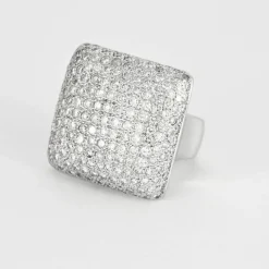 Bague en or gris à chaton carré serti de diamants