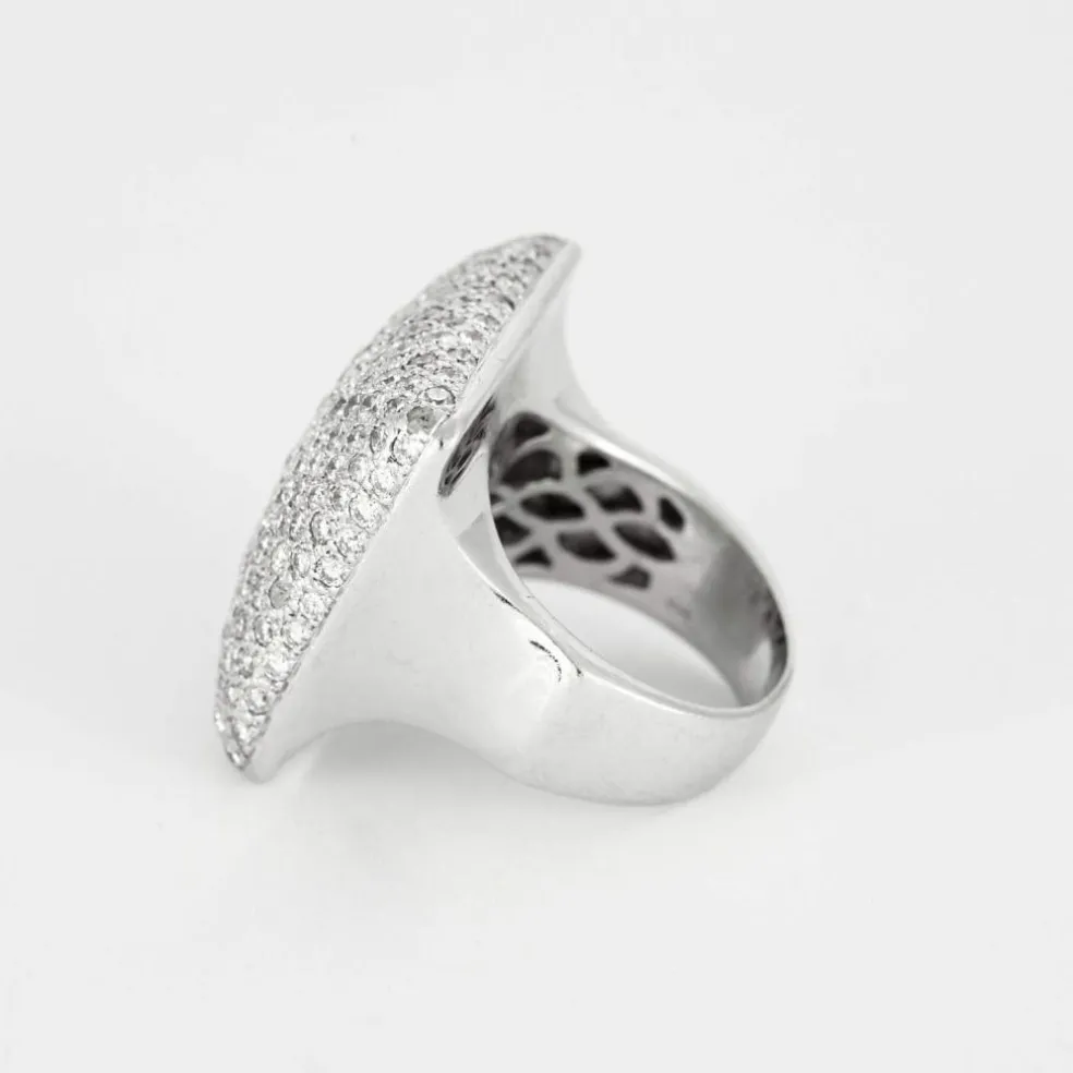 Bague en or gris à chaton carré serti de diamants