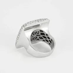 Bague en or gris à chaton carré serti de diamants
