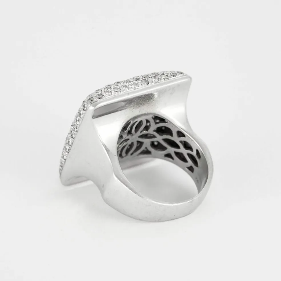 Bague en or gris à chaton carré serti de diamants