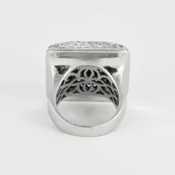 Bague en or gris à chaton carré serti de diamants