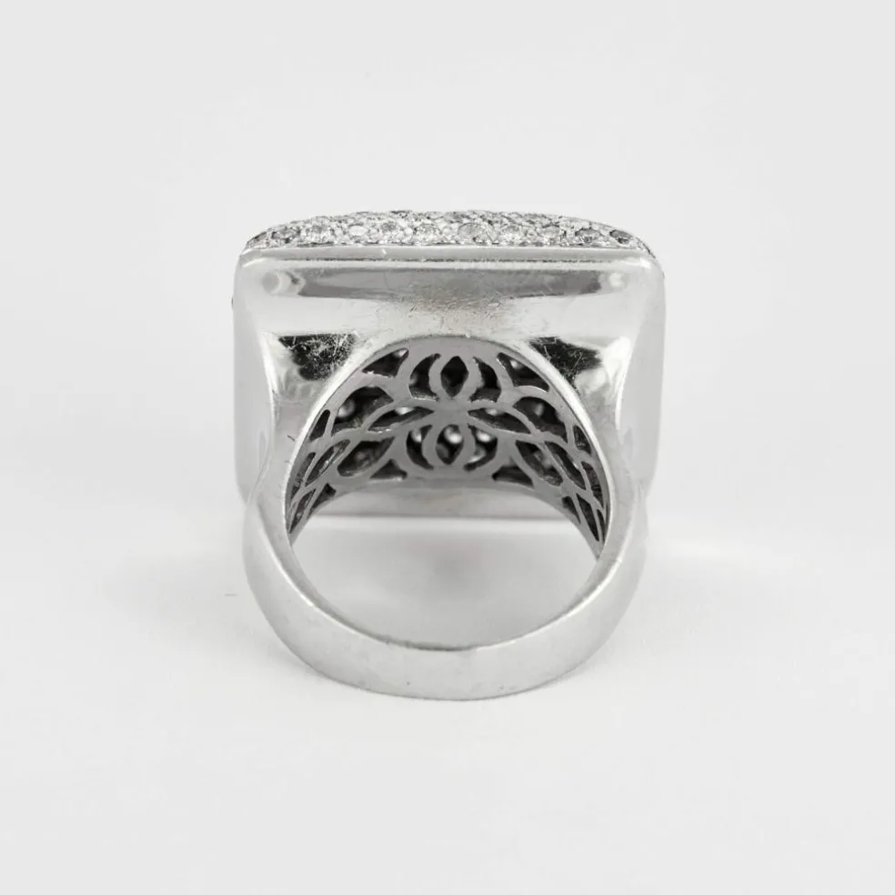 Bague en or gris à chaton carré serti de diamants