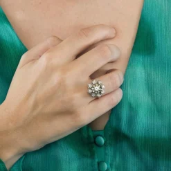 Bague en or gris à motif floral