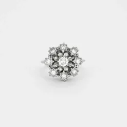 Bague en or gris à motif floral