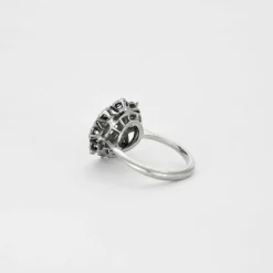 Bague en or gris à motif floral