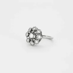 Bague en or gris à motif floral