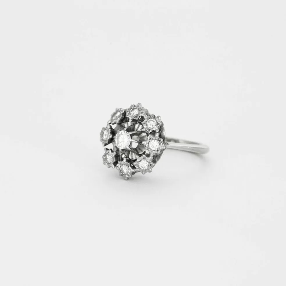 Bague en or gris à motif floral