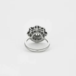 Bague en or gris à motif floral