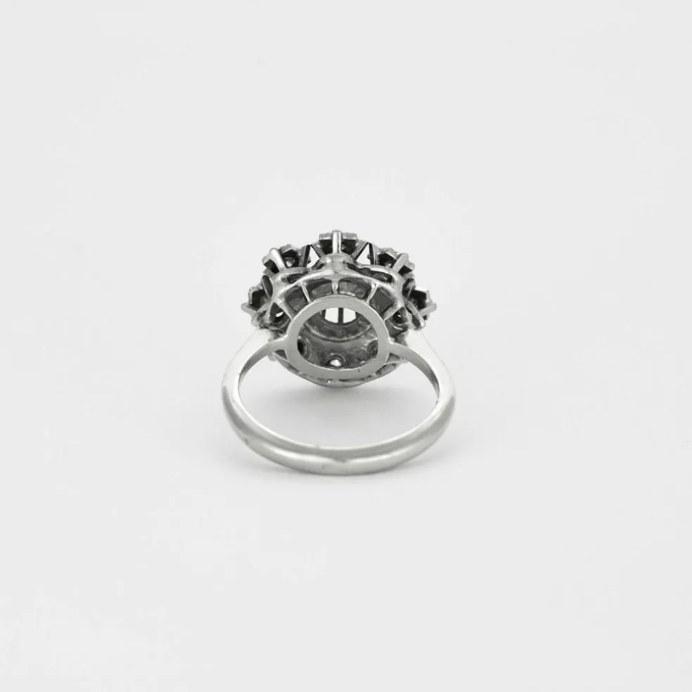 Bague en or gris à motif floral
