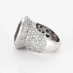 Bague en or gris, tourmaline rose et pavage petits diamants.
