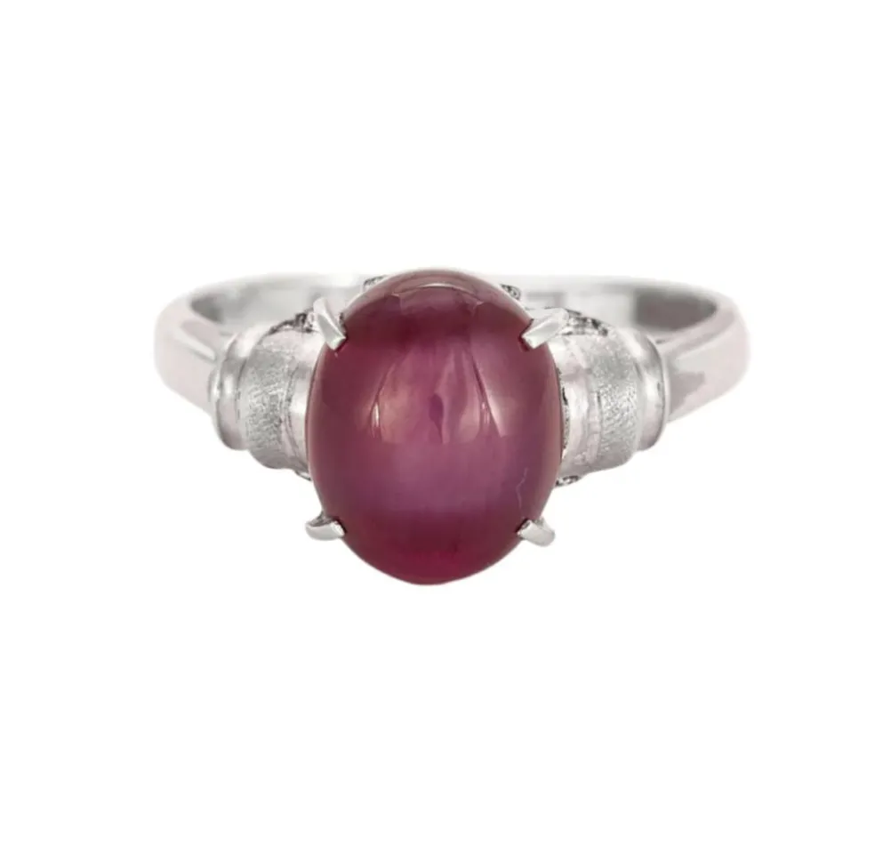 Bague en or gris avec rubis étoilé