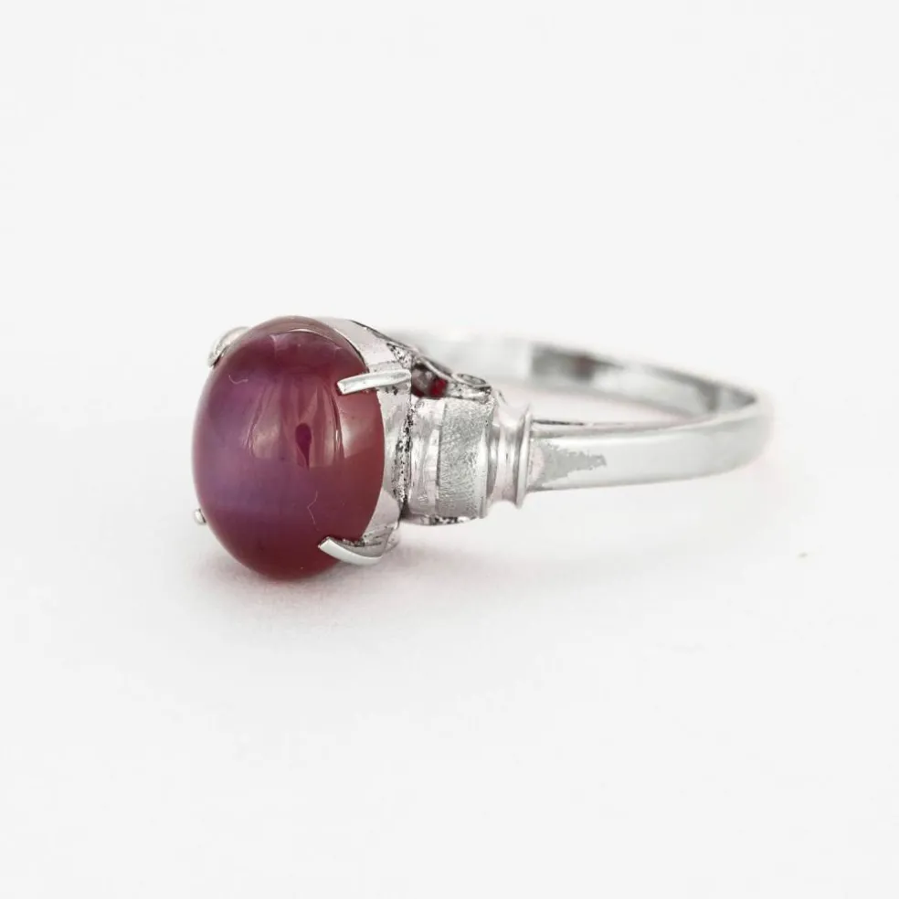 Bague en or gris avec rubis étoilé