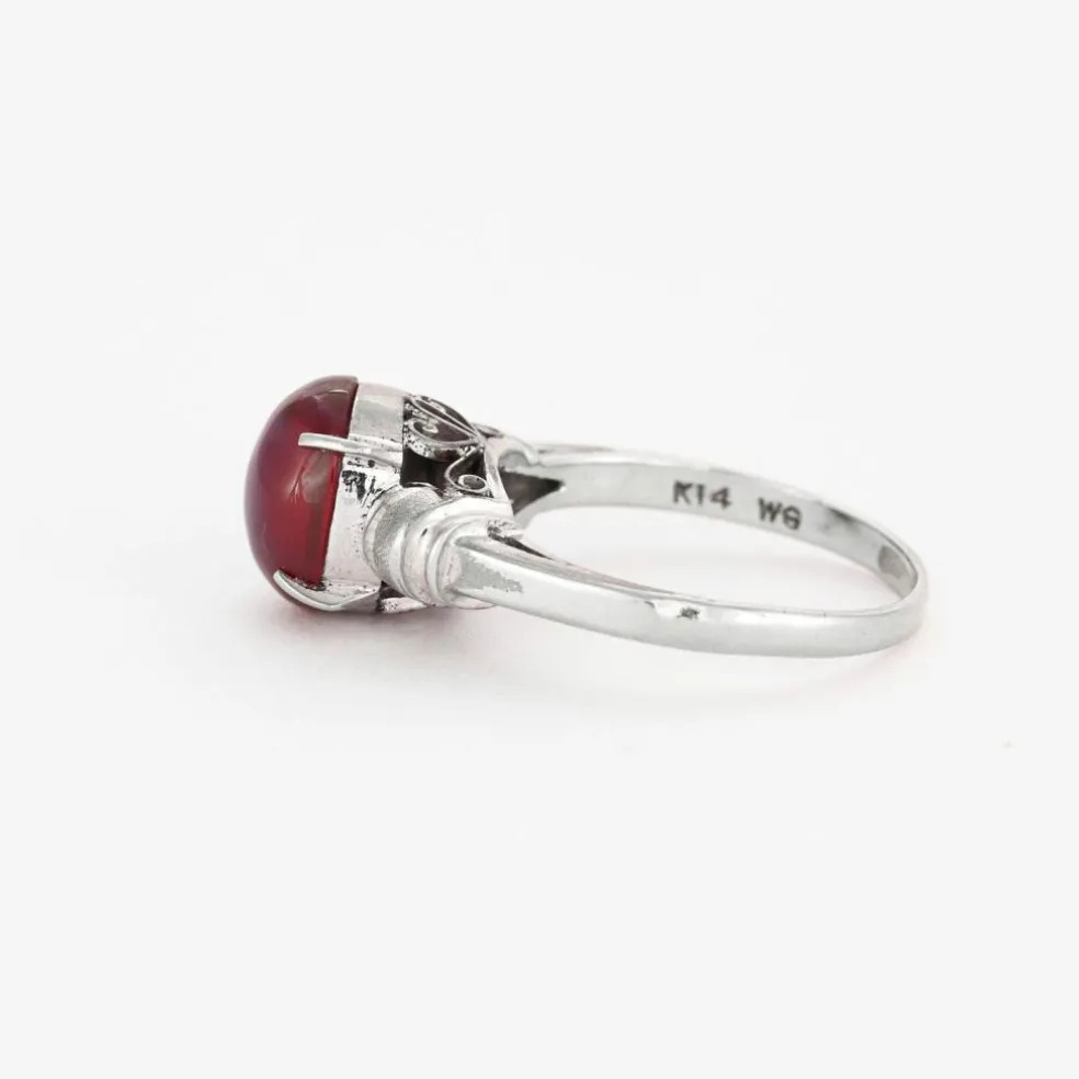 Bague en or gris avec rubis étoilé