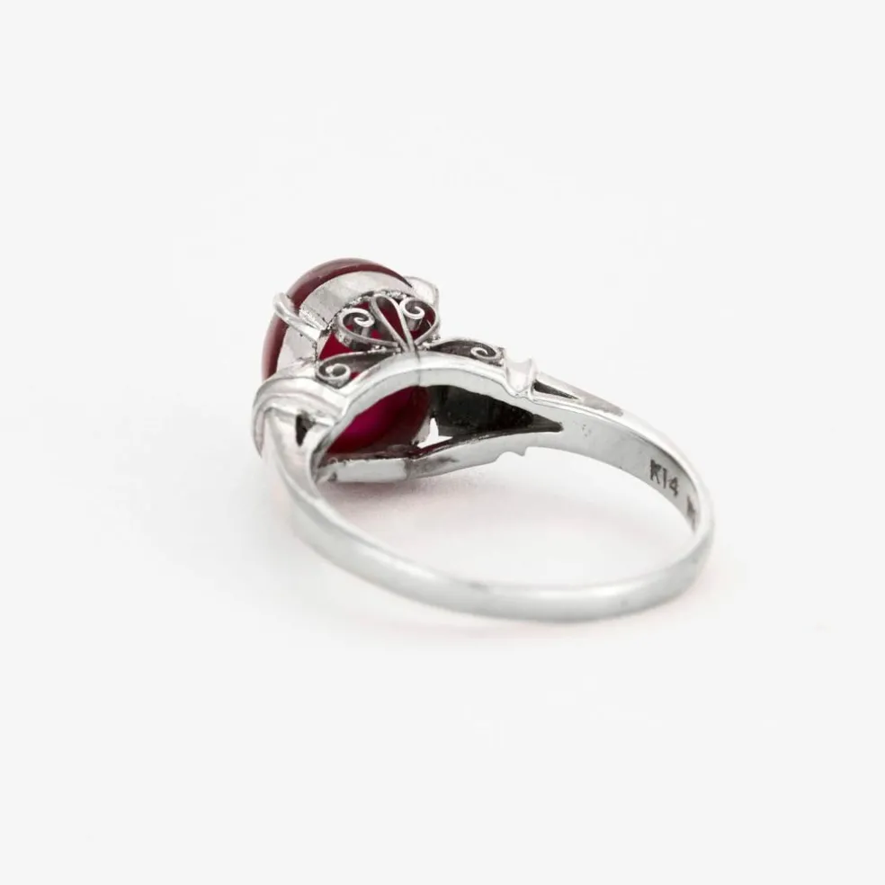 Bague en or gris avec rubis étoilé