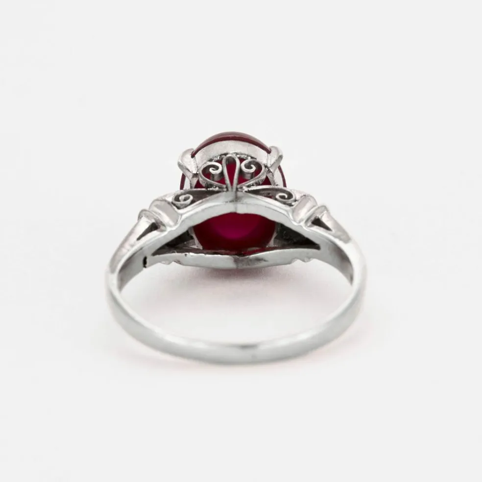 Bague en or gris avec rubis étoilé