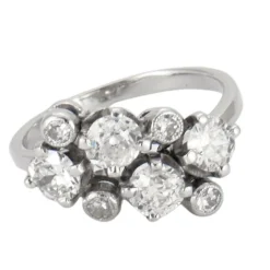 Bague en or gris, diamants