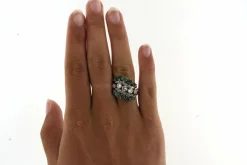 Bague en Or gris, diamants & émeraudes