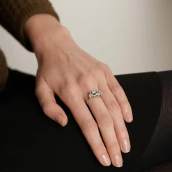 Bague en or gris, diamants