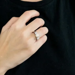 Bague en or gris, diamants et perle de culture