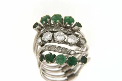 Bague en Or gris, diamants & émeraudes