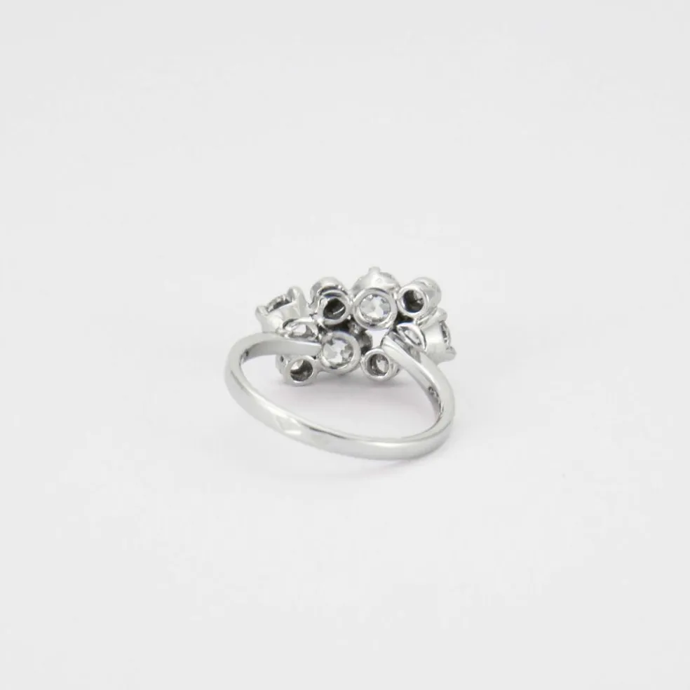 Bague en or gris, diamants