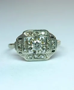 Bague en or gris et diamants, époque art déco
