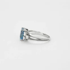 Bague en or gris et pierre bleue