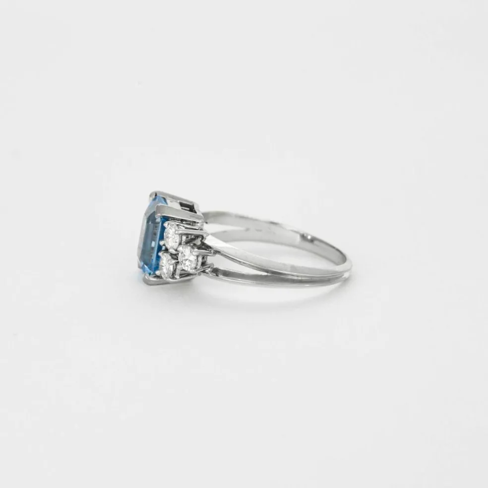 Bague en or gris et pierre bleue