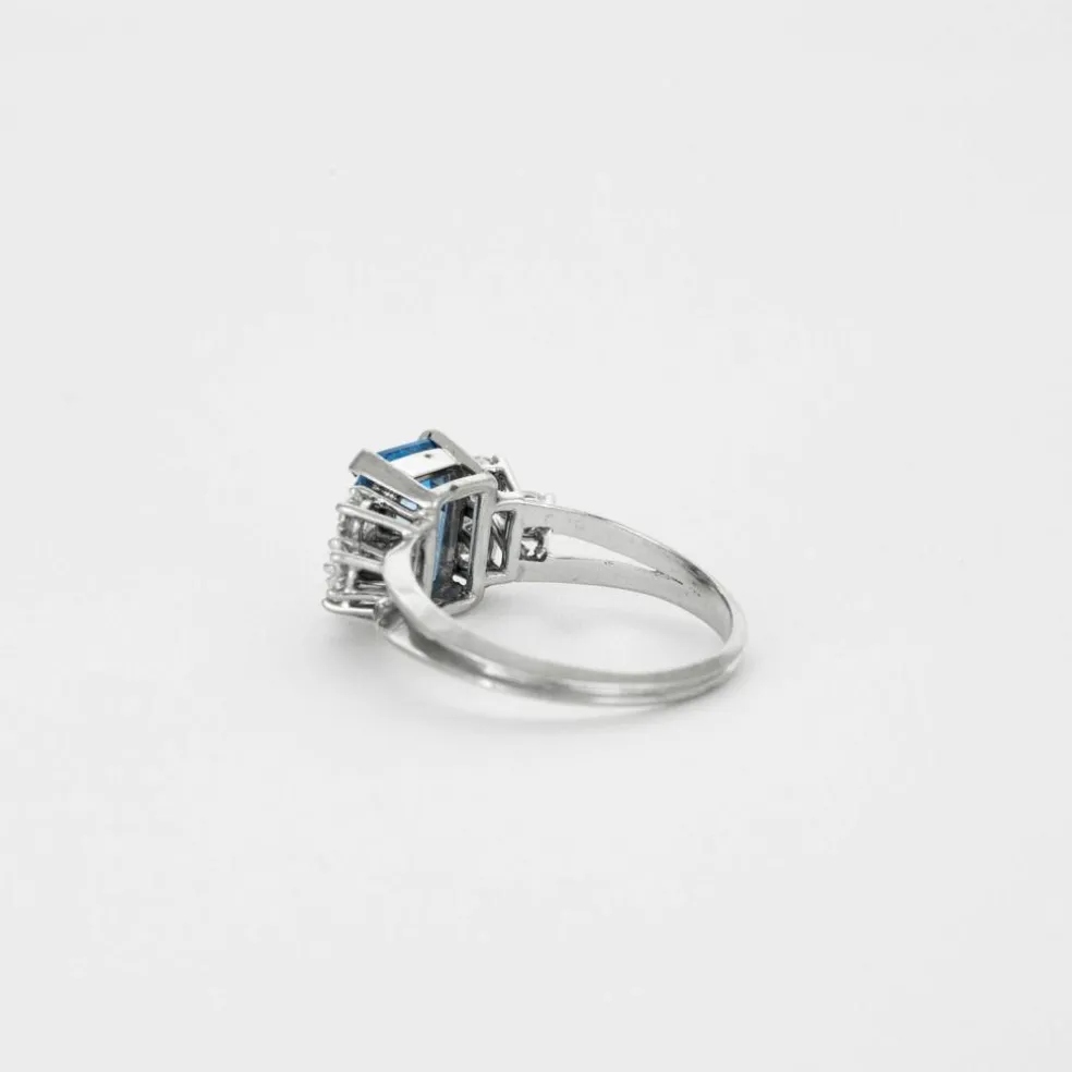 Bague en or gris et pierre bleue