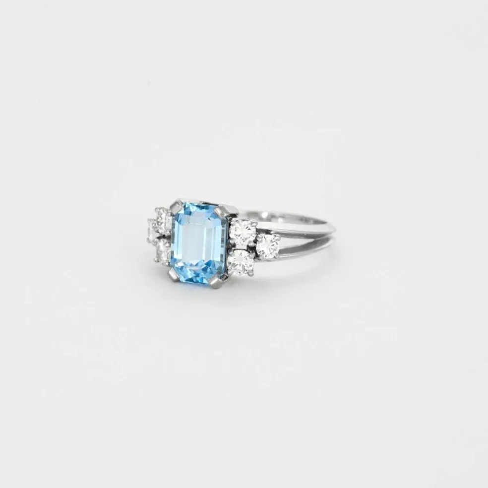 Bague en or gris et pierre bleue