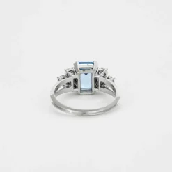 Bague en or gris et pierre bleue