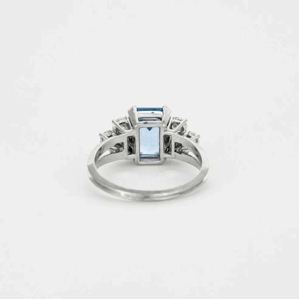 Bague en or gris et pierre bleue