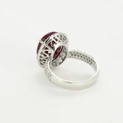 Bague en or gris et rubis et diamants