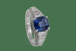 Bague en or gris et saphir