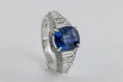 Bague en or gris et saphir