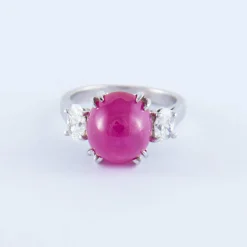 Bague en or gris, Rubis cabochon, Diamants