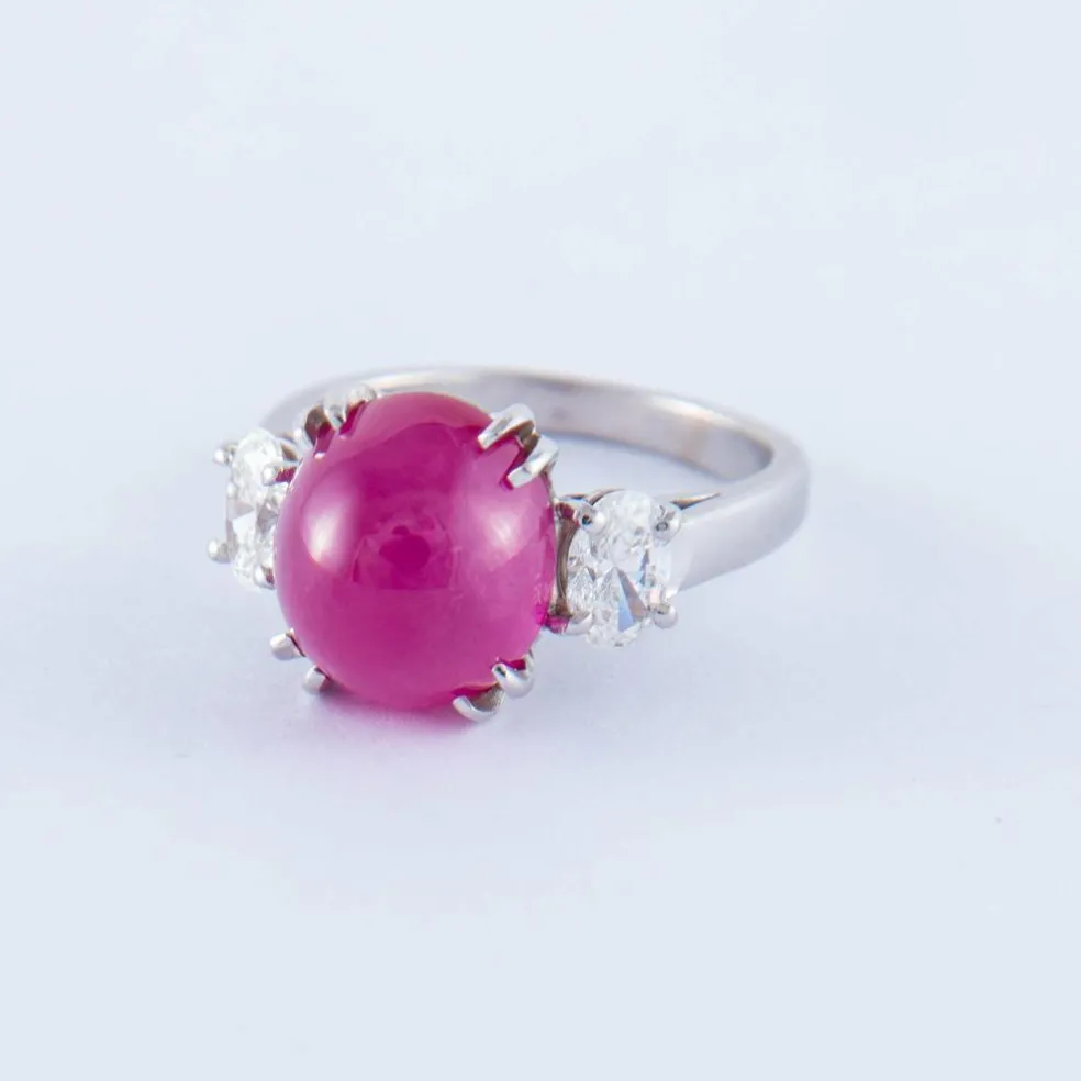 Bague en or gris, Rubis cabochon, Diamants
