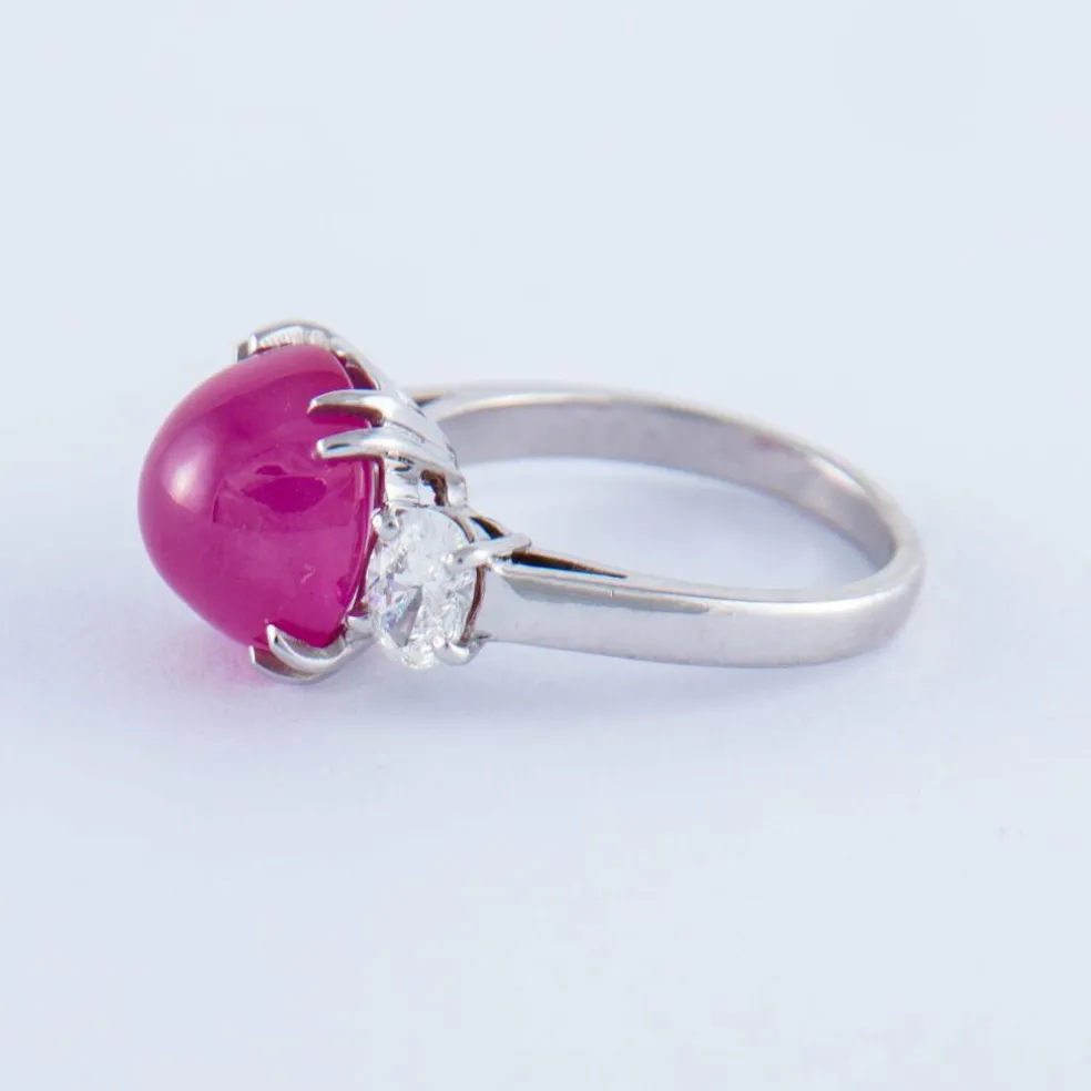Bague en or gris, Rubis cabochon, Diamants