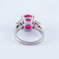Bague en or gris, Rubis cabochon, Diamants